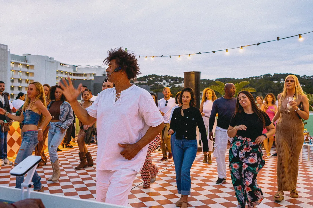 Gente bailando en Cubanito Ibiza