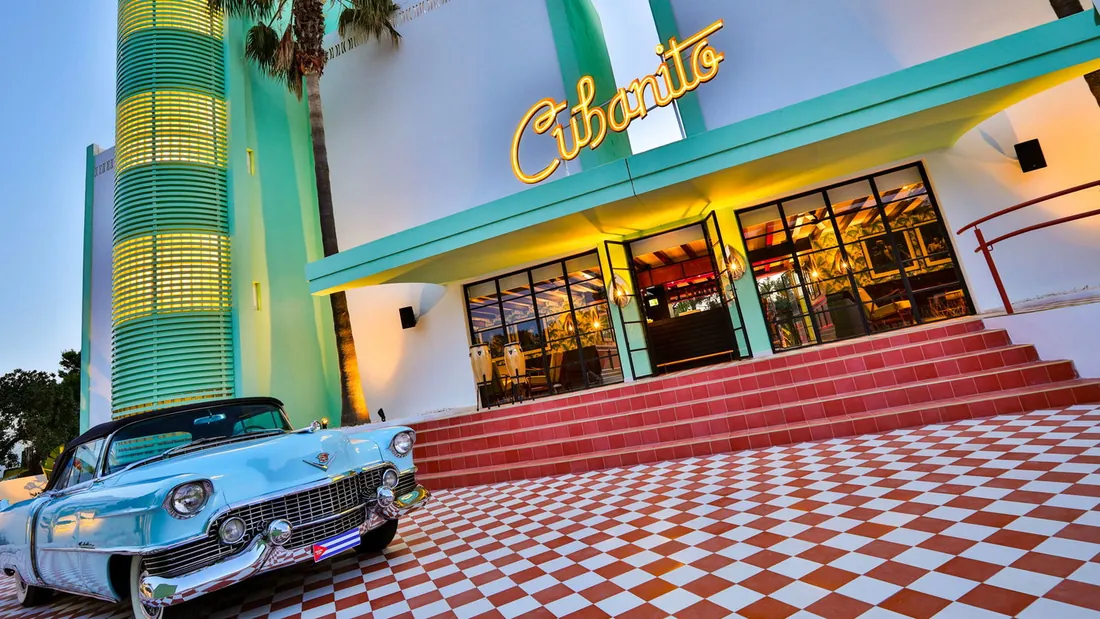 Fachada de Cubanito Ibiza con un coche clásico