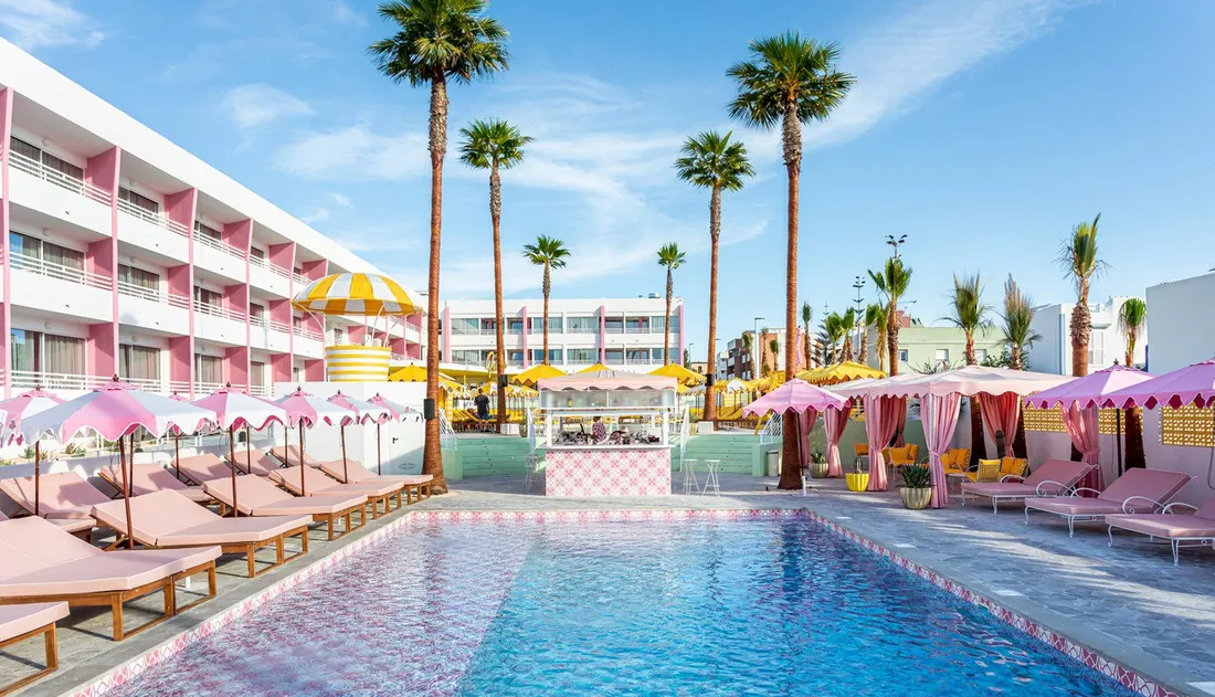 Piscina de Los Felices con palmeras