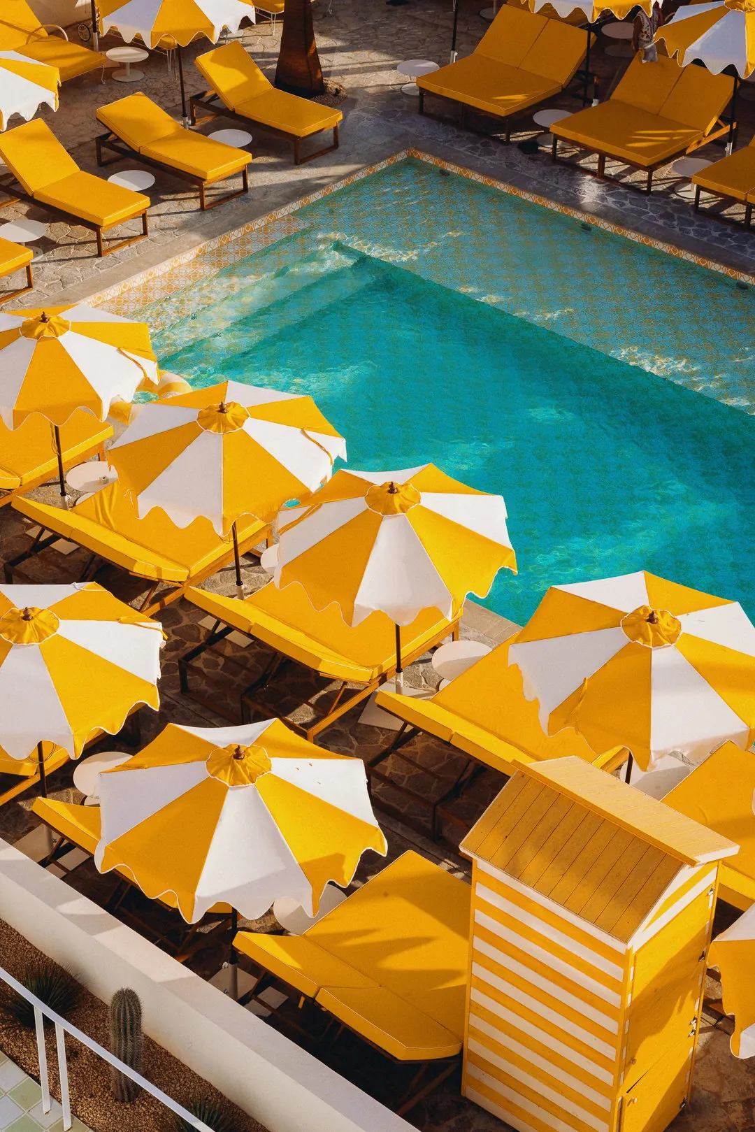 Piscina y sombrillas amarillas del hotel Los Felices