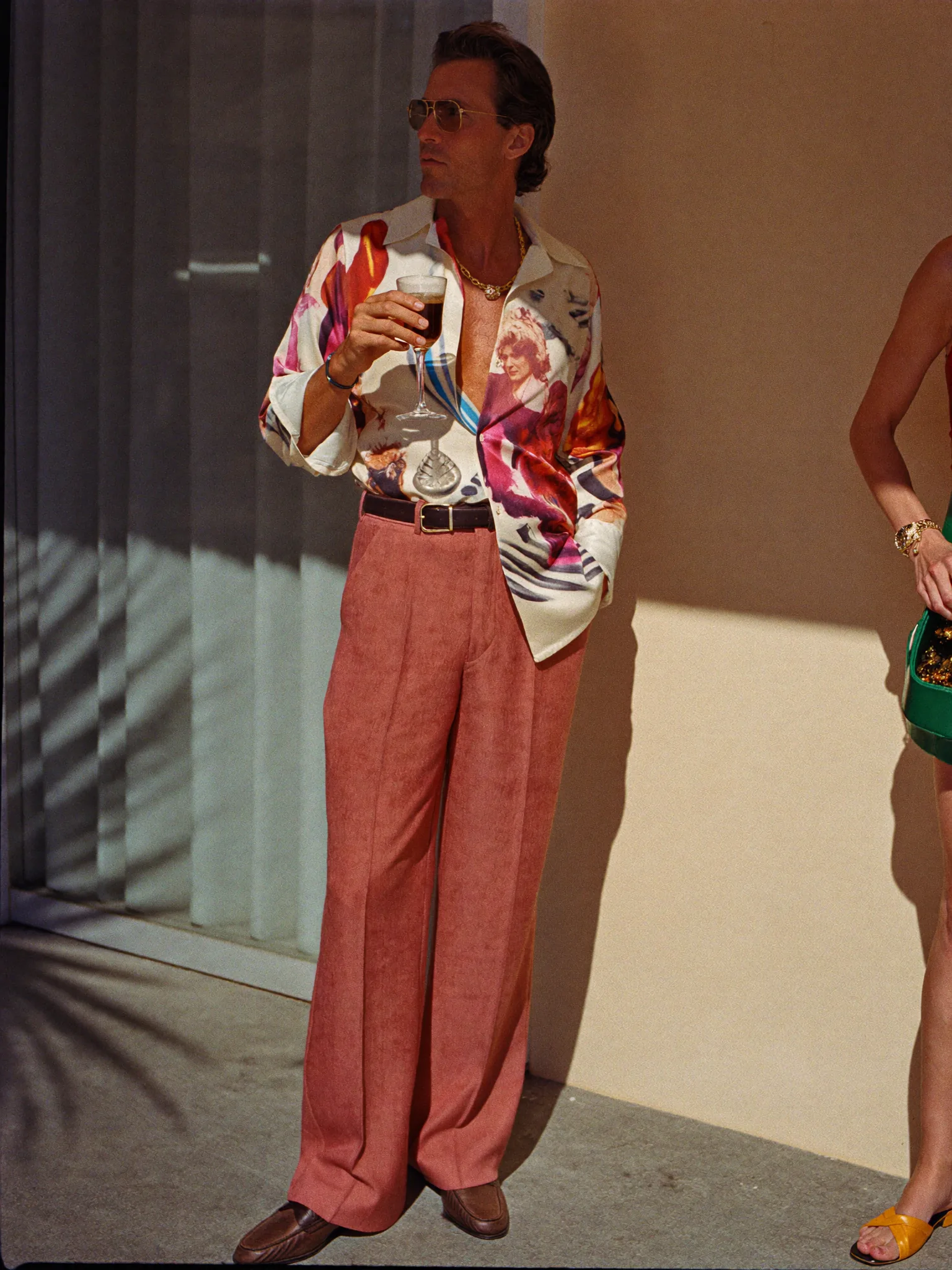 Look 70s glam masculino